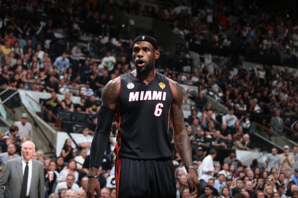 紧跟时事，韩国艺人在热刺vs纽卡看台模仿酷玩乐队观众出轨（紧跟热点：韩国艺人现身热刺vs纽卡看台，模仿酷玩演唱会“观众出轨”梗）