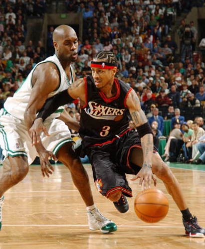 从埃夫勒街区到足球界巅峰：记登贝莱和乌帕梅卡诺的友谊（从埃夫勒街头到足坛之巅：登贝莱与乌帕梅卡诺的情谊）