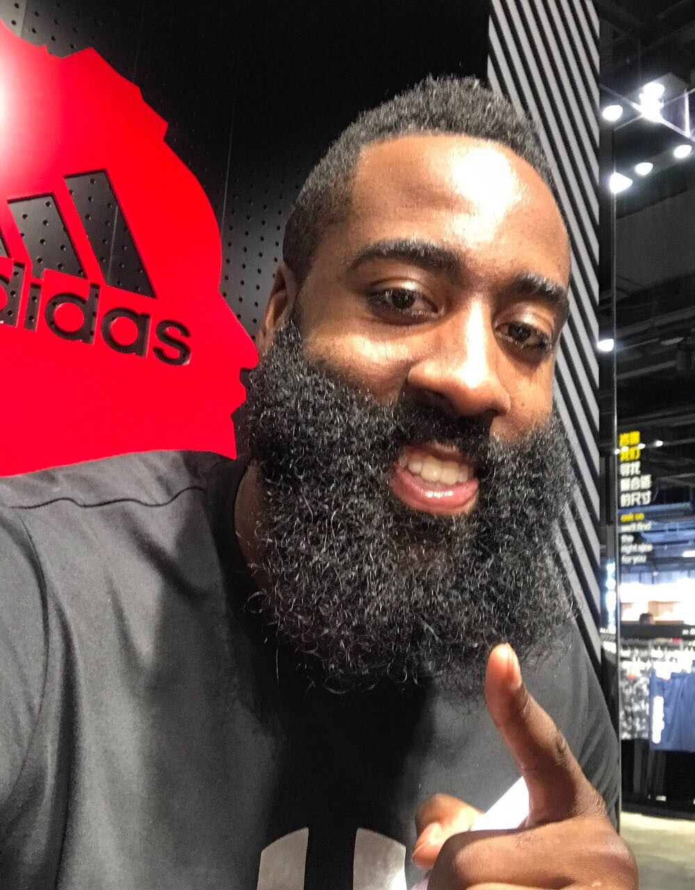 年轻中卫连续两场零失误，发挥稳健（小将中卫连场无失误，发挥沉稳）