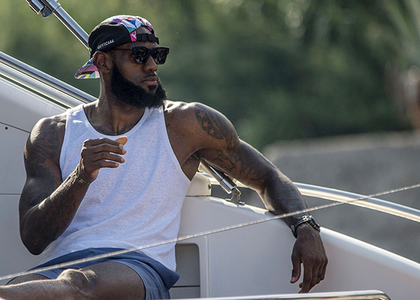 每体列足坛十大奇葩条款：博格坎普拒坐飞机；内马尔微笑条款（每体盘点足坛十大离谱合同：博格坎普拒乘飞机，内马尔微笑条款上榜）