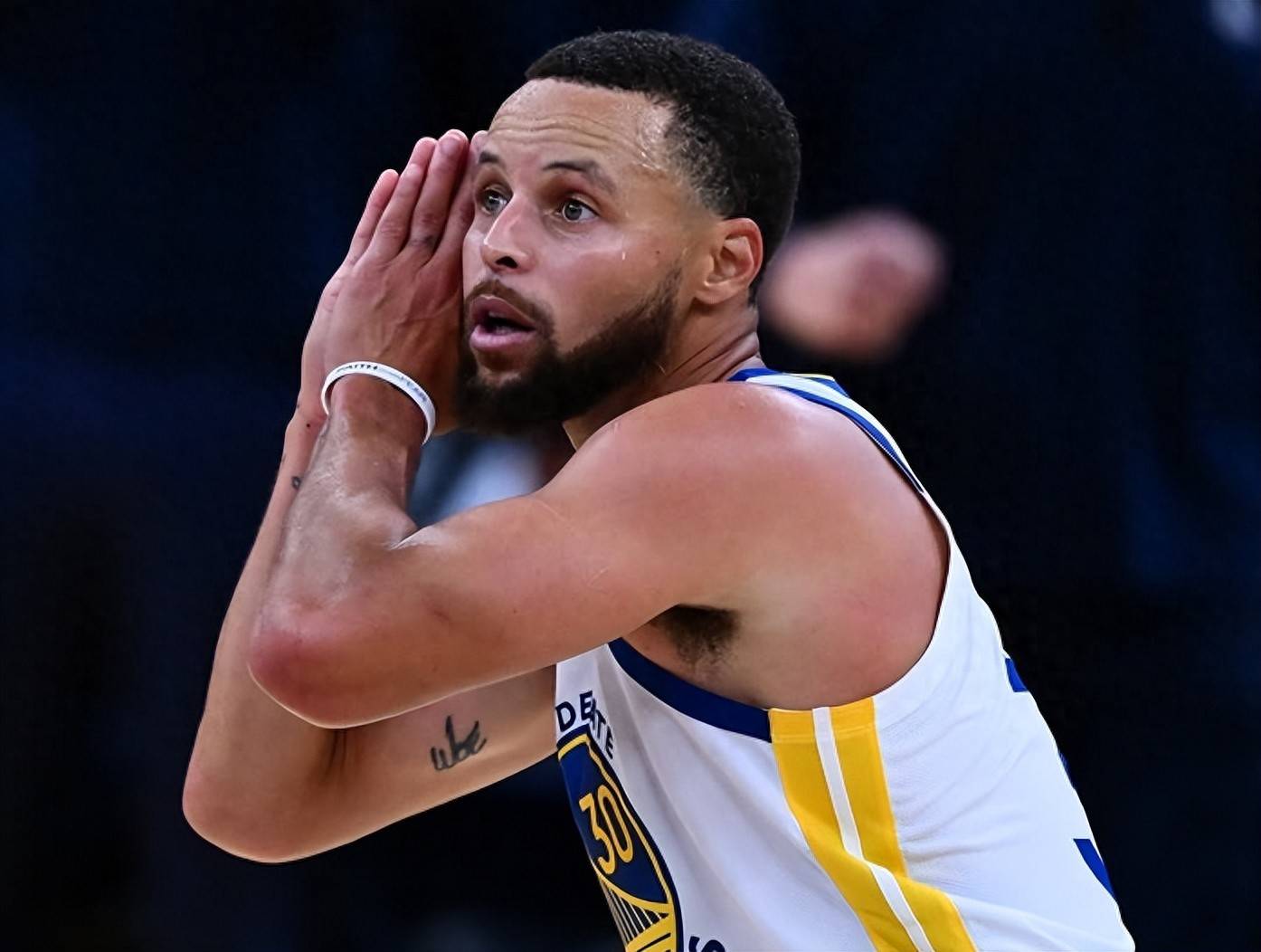 24岁巴西新神锋15轮11球！他竟从工地踢到英超，正与哈兰德争金靴（24岁巴西锋霸15场11球：从工地逆袭英超，如今与哈兰德竞逐金靴）